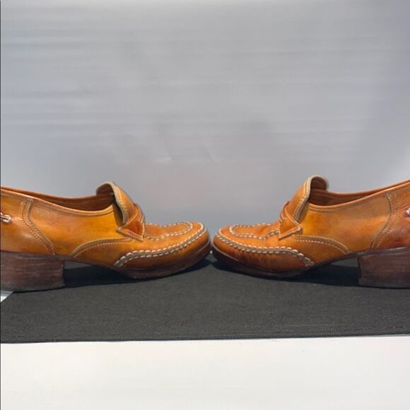 Vintage Brown Leather Loafer with a heal - Picture 7 of 11